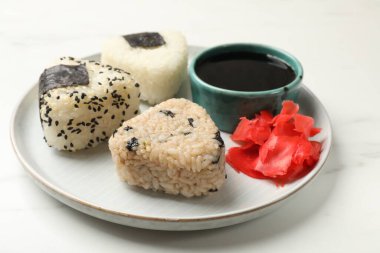 Pirinç topları (onigiri), soya sosu ve turşulu zencefil, yakın plan. Geleneksel Japon yemeği
