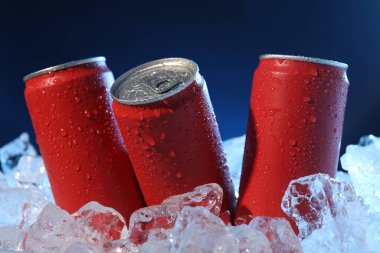 Koyu mavi arka planda buzlu içeceklerin tazelenmesi, yakın plan