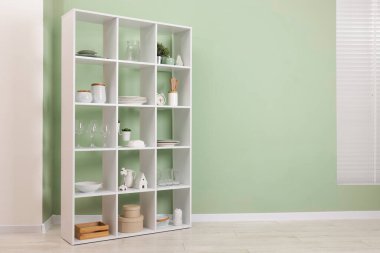 İçeride zeytin duvarının yanında bulaşık takımı olan raf ünitesi. Metin için boşluk