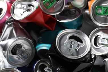 Arkaplan olarak birçok buruşuk teneke kutu, yakın plan