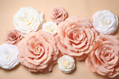 Bej arka planda güzel kağıt çiçekler, düz uzanmış