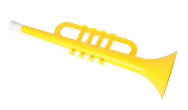 Sarı oyuncak boynuzu beyazda izole edilmiş, üst manzara. Çocukların müzik aleti.