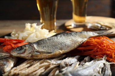 Masada farklı kurutulmuş balık ve aperatifler var.