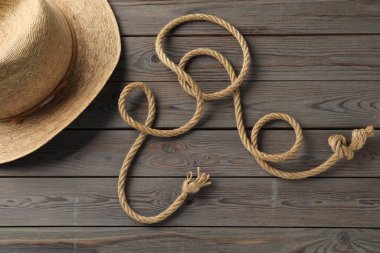 Ahşap zemin üzerinde pamuk ip ve hasır şapka, düz yatıyordu.