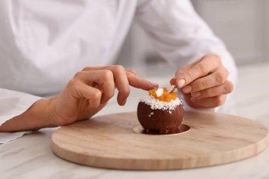 Şekerci lezzetli hindistancevizi şekilli tatlı yapıyor, yakın plan.