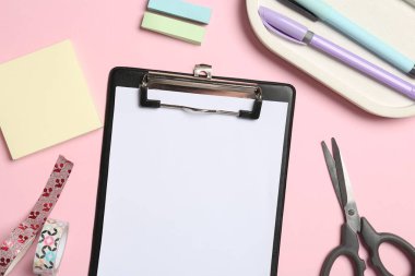 Düz kompozisyon, dosya ve pembe zemin üzerine boş kağıt. Metin için boşluk