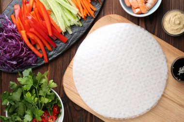 Yenebilir pirinç kağıtları ve malzemeler ahşap masada, düz yerde.