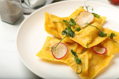 Mikro yeşil ve turplu nefis ravioli, yakın plan.