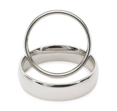 Parlak gümüş alyanslar beyazda izole edilmiş