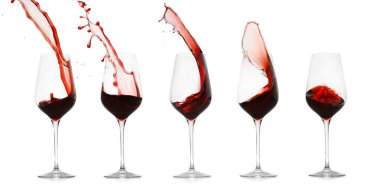 Kırmızı şarap beyaz arka planda bardaklara sıçrıyor.