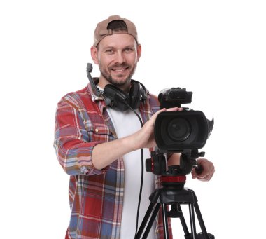 Beyaz arka planda profesyonel video kamerası olan adam.