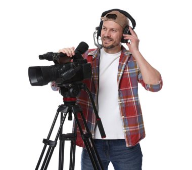 Profesyonel kameralı ve kulaklıklı bir adam beyaz arka planda.