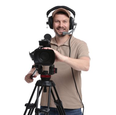 Profesyonel kameralı ve kulaklıklı bir adam beyaz arka planda.