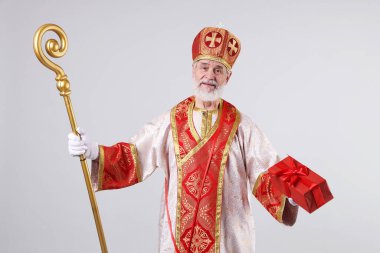 Açık gri arka planda hediyeli Aziz Nicholas