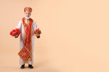 Bej arka planda hediyeleri olan Aziz Nicholas. Metin için boşluk