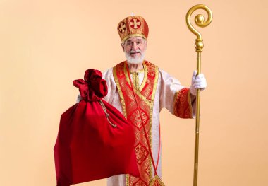 Bej arka planda çuval ile Aziz Nicholas