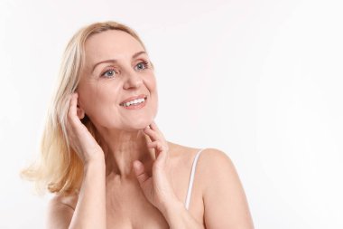 Beyaz arka planda gülümseyen orta yaşlı kadın. Metin için boşluk