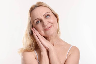 Beyaz arka planda güzel orta yaşlı kadın