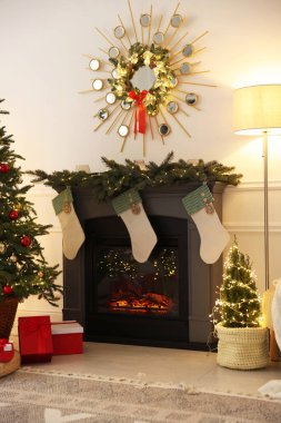 Noel için dekore edilmiş rahat bir oda. Şenlikli iç tasarım