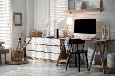 Ofisinde bilgisayar olan rahat bir iş yeri.