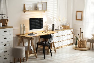 Ofisinde bilgisayar olan rahat bir iş yeri.