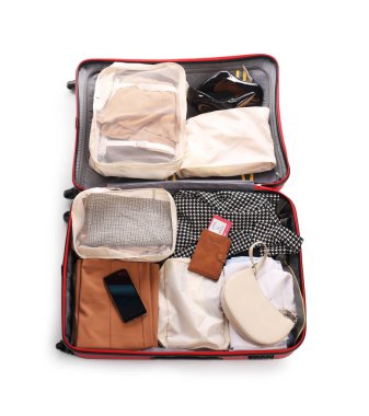 Elbiseli bavul, akıllı telefon ve beyaza izole edilmiş diğer eşyalar.