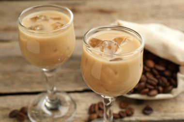 Bardakta kremalı kahve likörü, masada fasulye, yakın plan.