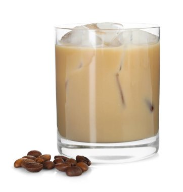 Bardakta kremalı kahve likörü ve beyaz üzerine izole fasulye.