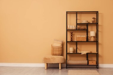 Dekorlu raf ünitesi, sepet içinde sepet içinde sepet içinde bej duvarın içinde, metin için yer var.