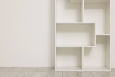 Boş raf ünitesi ışık duvarının yanında, kapalı. Metin için boşluk