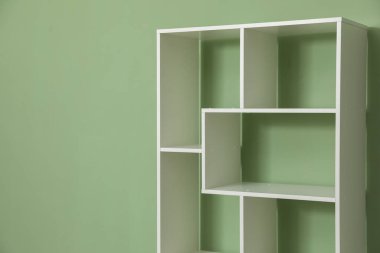 İçerideki zeytin duvarının yanındaki boş ahşap raf ünitesi. Metin için boşluk