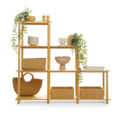 Ahşap raf ünitesi ve beyaz üzerine izole edilmiş farklı ev dekorasyonu.