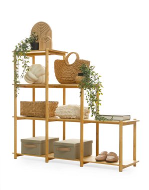 Ahşap raf ünitesi ve beyaz üzerine izole edilmiş farklı ev dekorasyonu.