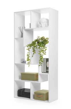 Ahşap raf ünitesi ve beyaz üzerine izole edilmiş farklı ev dekorasyonu.