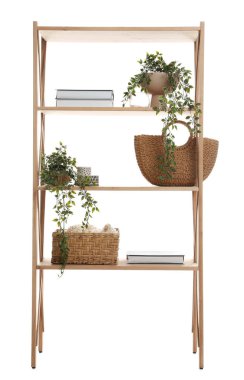 Ahşap raf ünitesi ve beyaz üzerine izole edilmiş farklı ev dekorasyonu.