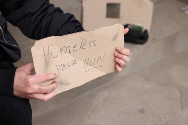 İşaretli adam Evsiz, lütfen dışarıya yardım et, kapat.