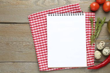 Boş tarif kitabı, ürünler ve kareli peçete ahşap masa, düz uzanmış