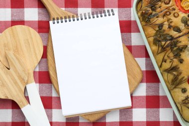 Boş tarif kitabı, Focaccia ve çatal bıçak kareli masa örtüsü, üst görünüm. Tasarım için model