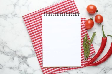 Boş yemek tarifi kitabı ve beyaz mermer masa üzerindeki ürünler. Tasarım için model