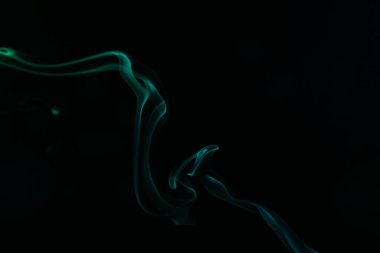 Koyu arkaplanda neon ışıklarda güzel duman, metin için boşluk