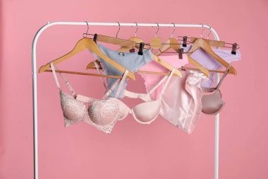 Kadın iç çamaşırı. Güzel külotlu askılar ve askılar pembe arka planda.