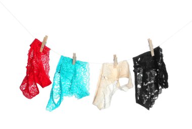 Kadın iç çamaşırı. Çamaşır ipinde güzel iç çamaşırları beyaz arka planda