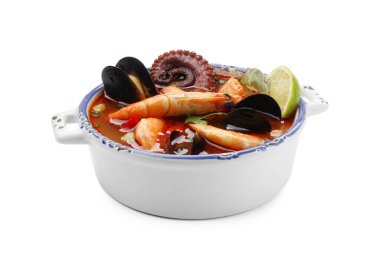 Beyaz tenceredeki lezzetli deniz ürünleri çorbası.