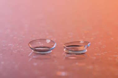 Renk eğimli ayna yüzeyine kontak lensler ve su damlaları, yakın çekim