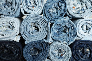 Arka plan olarak farklı modaya uygun kot pantolon, üst görünüm