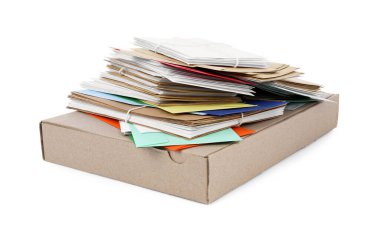 Beyaz zemin üzerinde farklı kağıt zarflar ve paket yığını. Postane