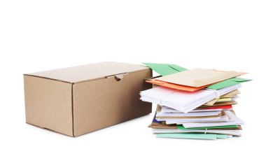 Beyaz zemin üzerinde farklı kağıt zarflar ve paket yığını. Postane