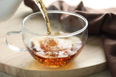 Masada fincana aromatik çay dök, yakın çekim.