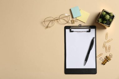 Düz kompozisyon, pano ve bej arkaplan üzerine boş kağıt. Metin için boşluk