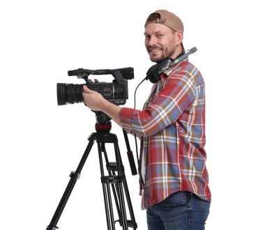 Beyaz arka planda profesyonel video kamerası olan adam.